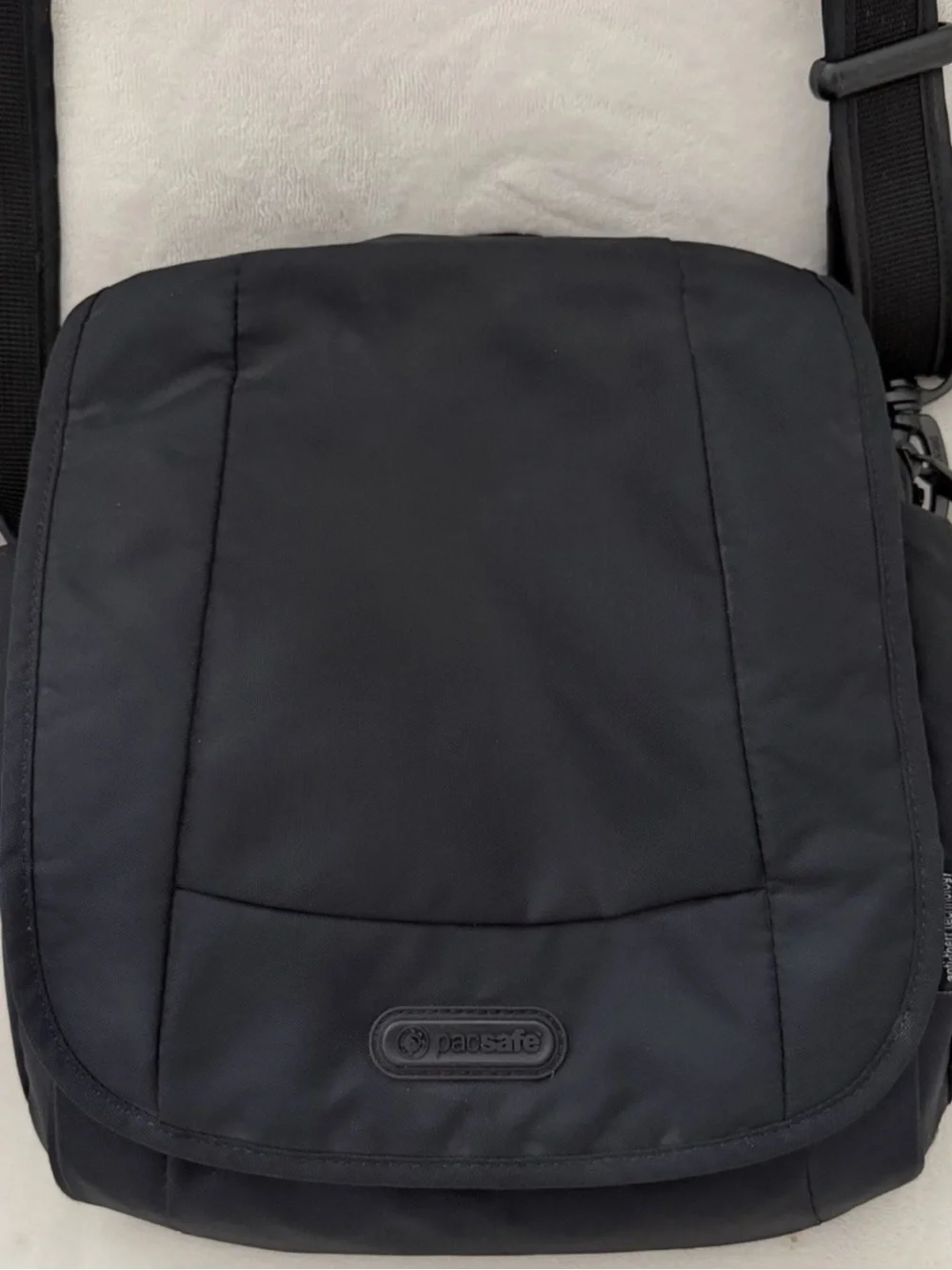 Pacsafe Metrosafe LS200 Anti-Theft Black Unisex Shoulder Bag